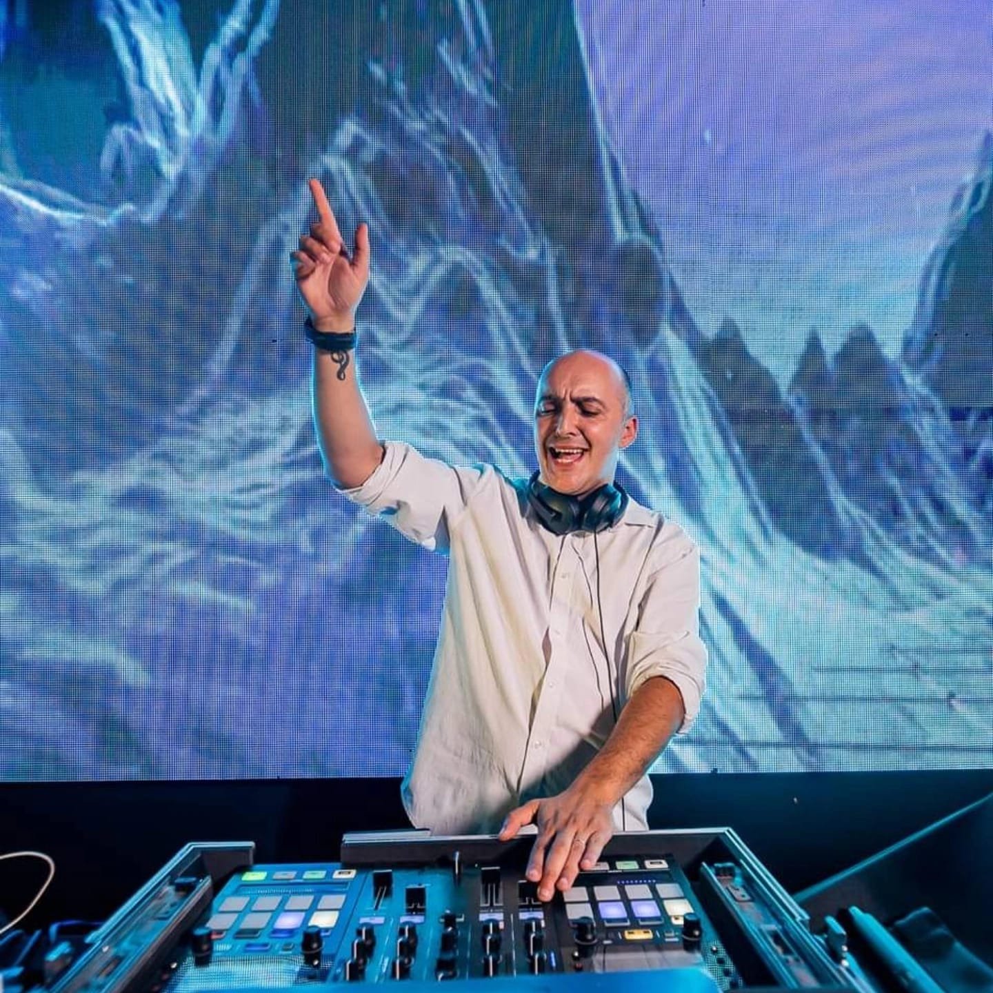 DJ Rafael Bregantin em ação durante evento